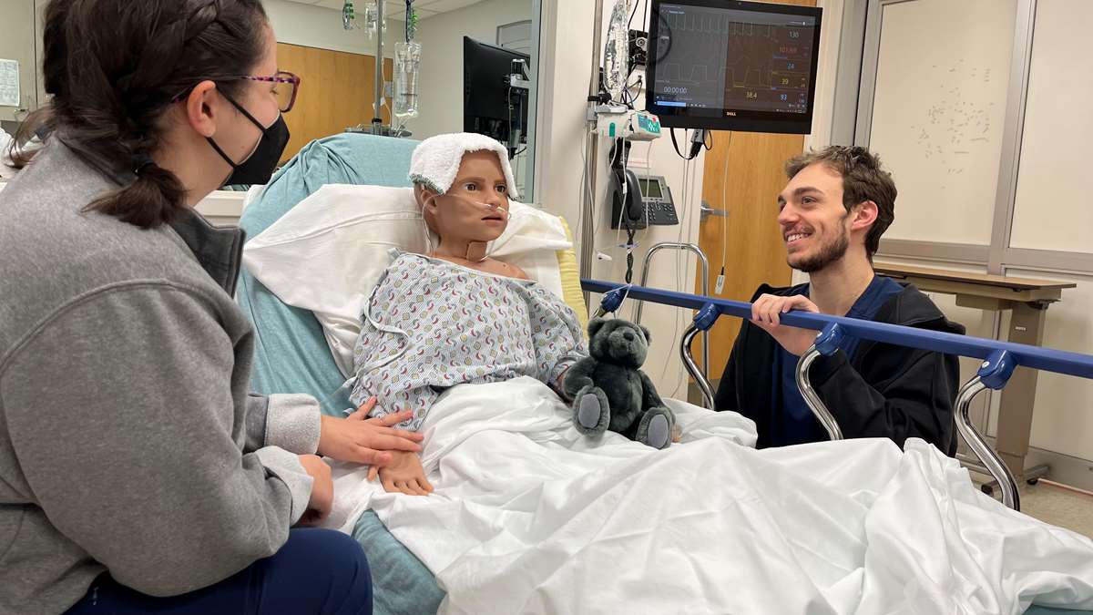 Nursing student learns in the simulation lab.